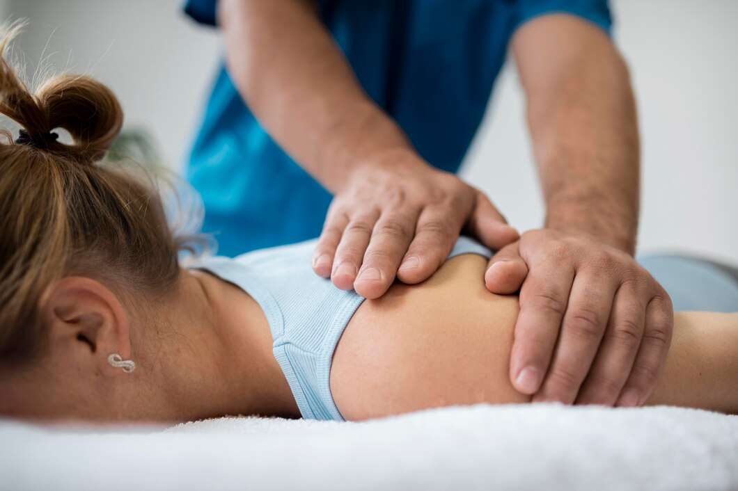 Masaje terapéutico en la espalda de una mujer, realizado por un profesional de la salud, en un ambiente relajante. La imagen muestra técnicas de relajación y alivio del dolor muscular.